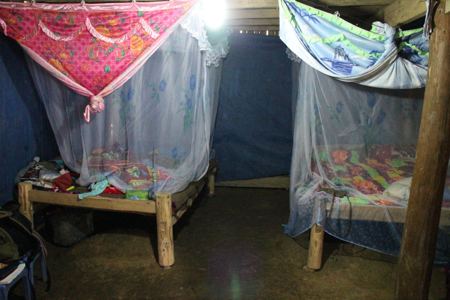 Betten mit Moskitonetzen in einem Haus in Vietnam