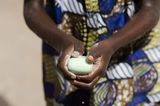 Afrikanisches Kind wäscht Hände mit Seife