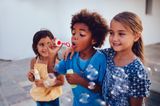 Drei unterschiedliche Freundinnen haben Spaß zusammen