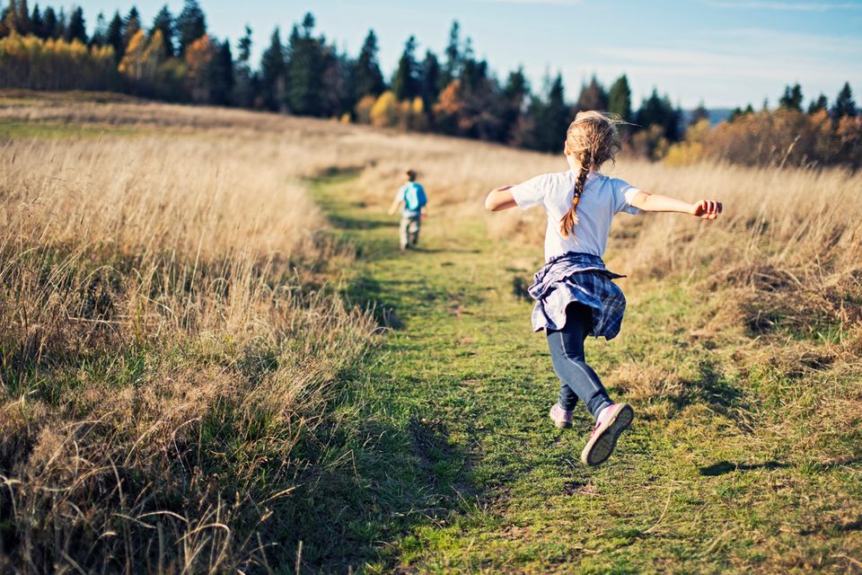 Kinder ohne Verkleidung laufen durch die Natur