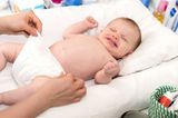 Baby weint, weil die Windel zwickt