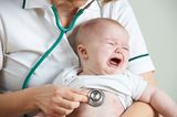 Baby weint beim Arzt