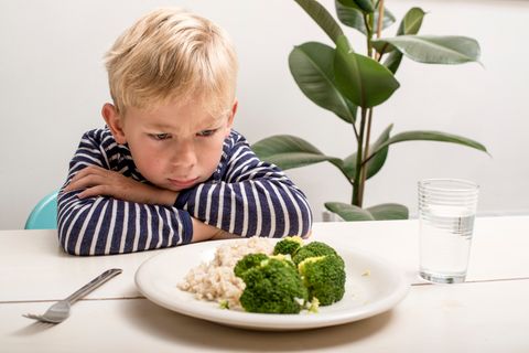Trotziger Junge will kein Gemüse essen