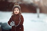 Junge im Schnee mit Mütze
