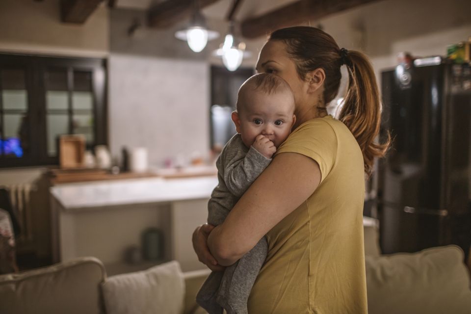 Mutter trägt nachts Baby durch die Wohnung Mutter trägt nachts Baby durch die Wohnung