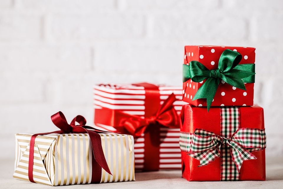 Mehrere Geschenke vor einer weißen Wand