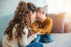 Es ist ja so: Mit dem Lieblingsserienhelden mitzufiebern oder Spiele auf dem Tablet zu spielen, macht einfach Spaß. Mediennutzung gehört zur Lebenswelt unserer Kinder – neben vielen weiteren Aktivitäten! Fördere andere Interessen deines Kindes aktiv, mache immer wieder Angebote für gemeinsame Aktivitäten und sorge für Ausgleich. Nach dem Film tobt Mama mit mir? Super Idee! Das findet bestimmt auch dein Kind.    