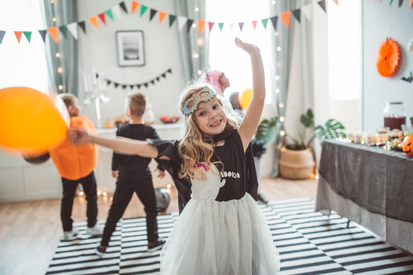 Feiert mit Freunden, die Kinder im gleichen oder ähnlichen Alter haben. Im besten Fall sind die Kindern so in ihre gemeinsamen Aktivitäten vertieft, dass die Eltern einen entspannten Abend verbringen können. Damit sich die kleinen Partygäste hinlegen können, wenn sie müde sind, könnt ihr ihnen ein Matratzenlager einrichten. 