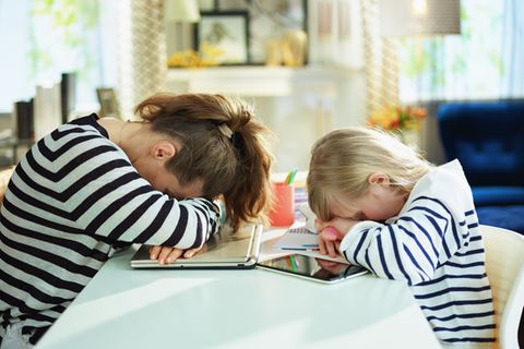 Mutter und Tochter verzweifeln an Schulaufgaben