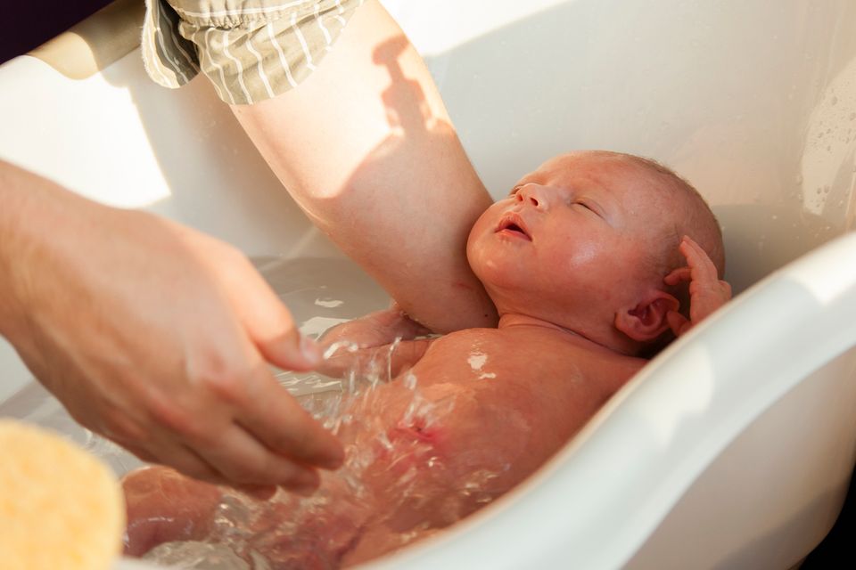 Baby genießt das Bad