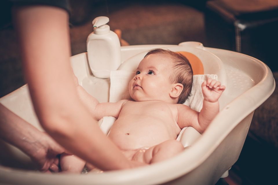 Baby sitz im Babysitz in der Badewanne