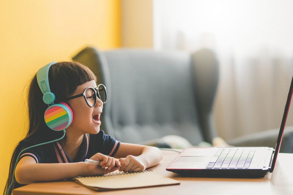 Junges Mädchen lernt im Distanzunterricht an ihrem Laptop