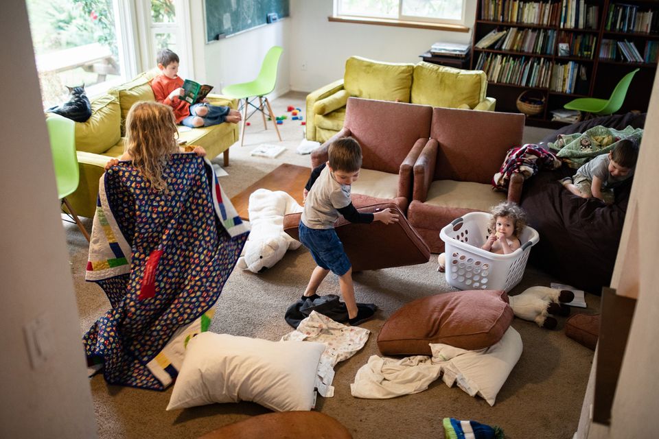 Kinder einer großen Familie nehmen im Lockdown das Wohnzimmer auseinander