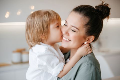 Mutter und Kind sind glücklich und umarmen sich