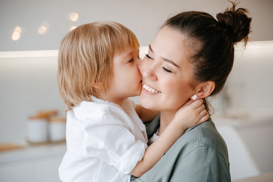 Mutter und Kind sind glücklich und umarmen sich
