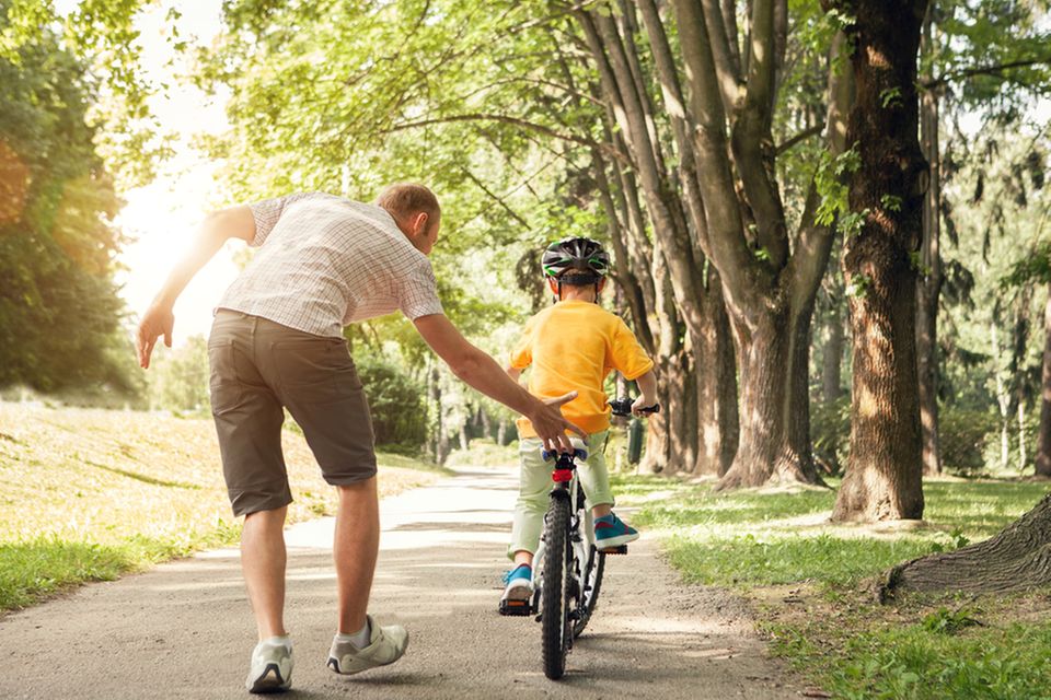 Kind lernt Fahrradfahren mit Papa Kind lernt Fahrradfahren mit Papa