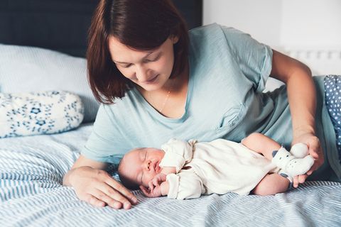 Schmerzen nach der Geburt: Das hilft Ihnen jetzt