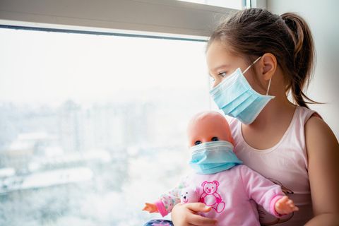 Kind mit Maske im Krankenhaus
