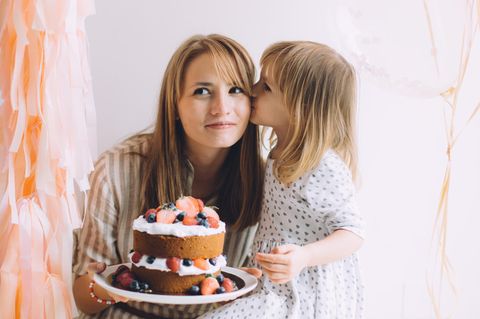 Kindergarten-Mütter: Mutter und Kind mit Torte