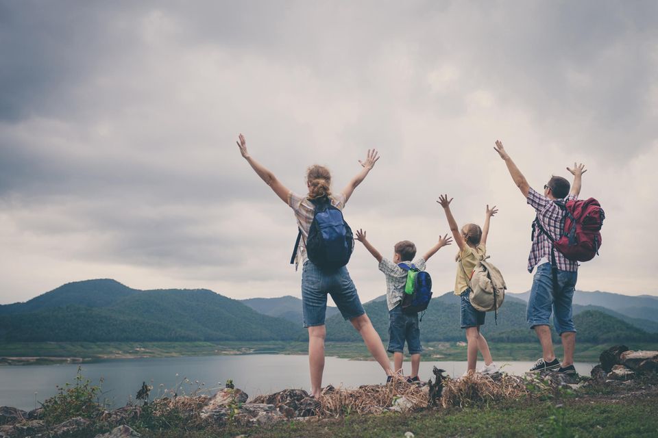 Einfach Los Einfach mal raus: Familie beim Wandern, steht am See