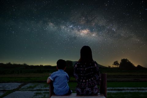 Einfach mal raus: Sternenhimmel mit Mutter und Kind