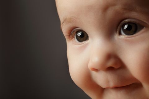 Gesicht eines Babys mit braunen Augen