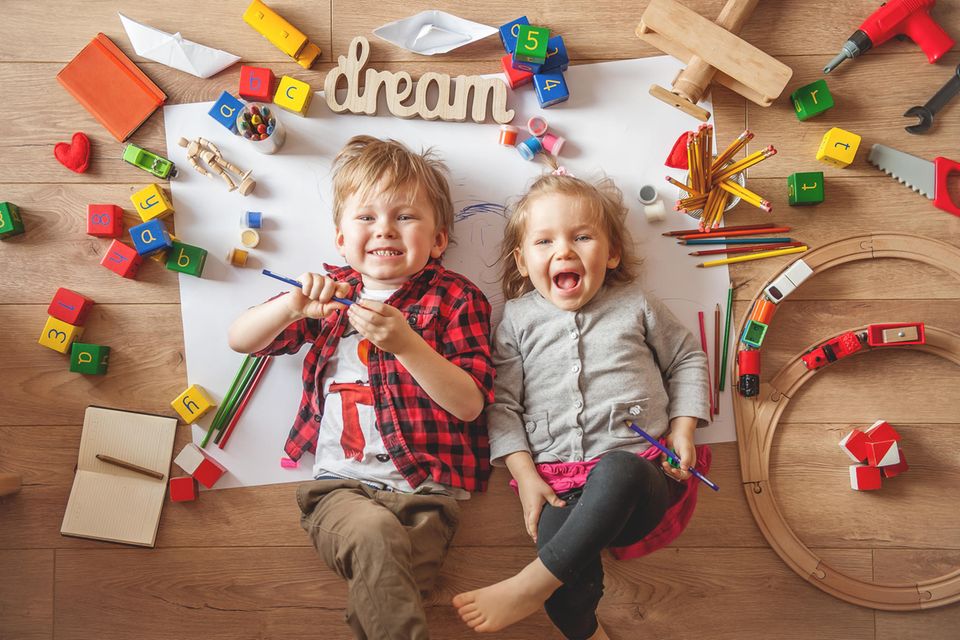 Spiele selber machen: Kinder, die spielen