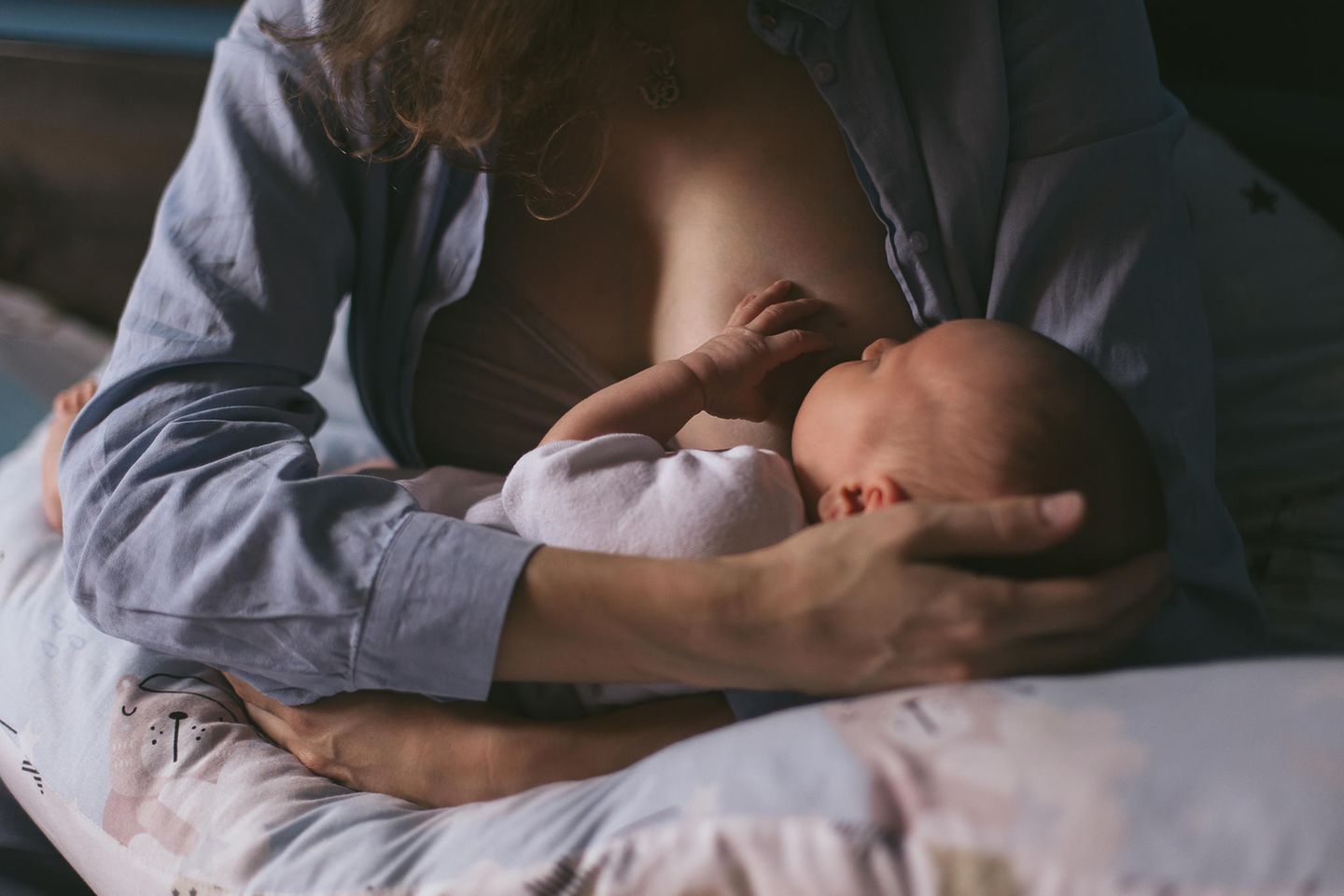 Frau stillt ihr Baby mit einem Stillkissen