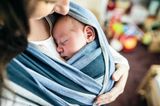 Baby schläft in einer Trage