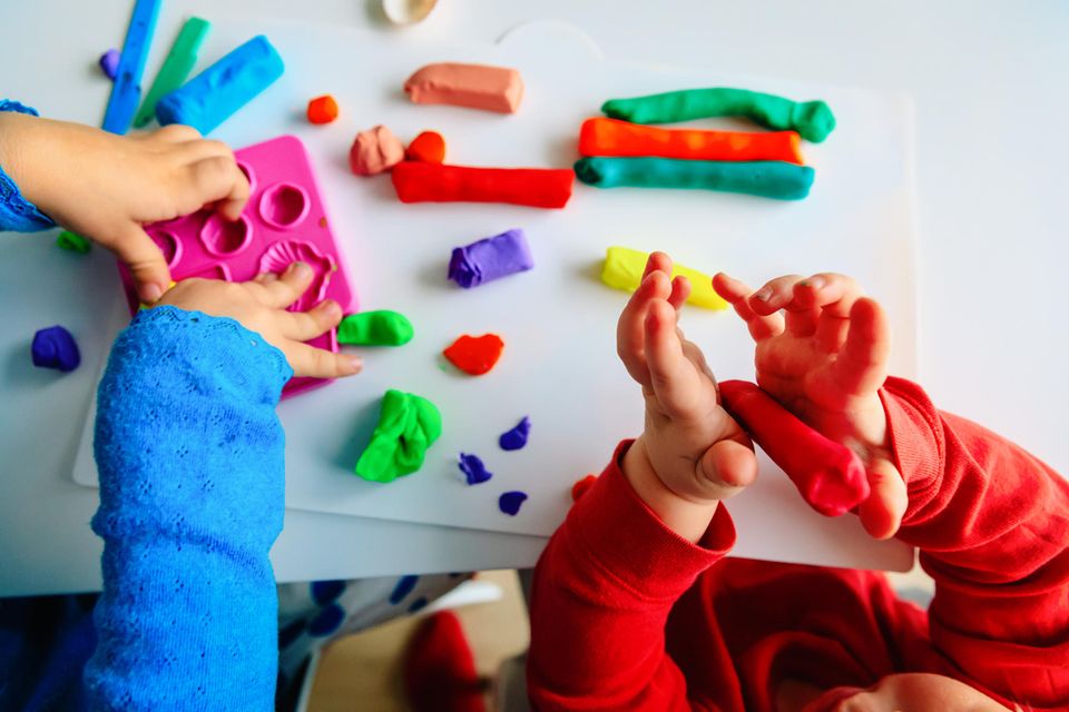 Knete selber machen mit Kindern in vier Schritten | Eltern.de