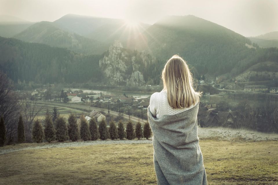 Frau vor Bergkulisse