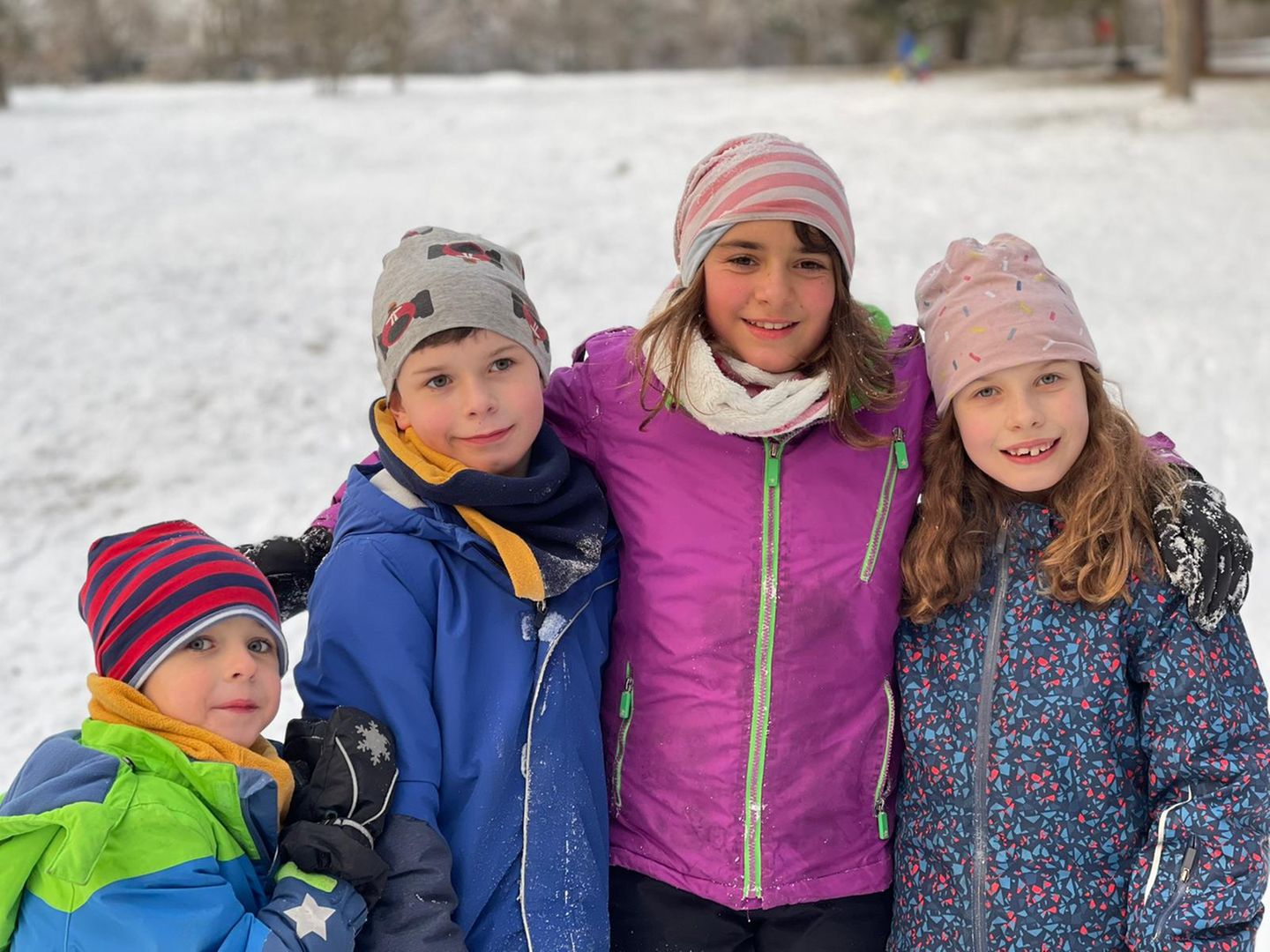 Vier Kinder zusammen im Schnee