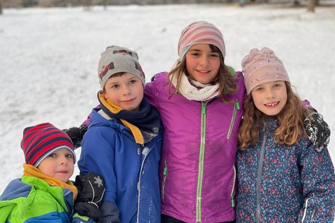 Vier Kinder zusammen im Schnee