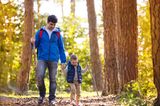 Papa und Sohn gehen wandern