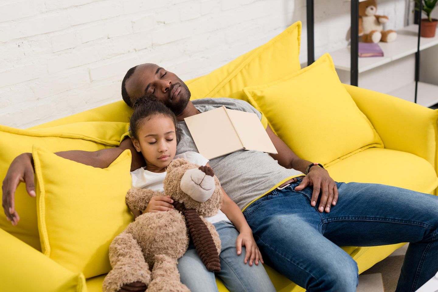 Papa und Tochter schläft auf der Couch