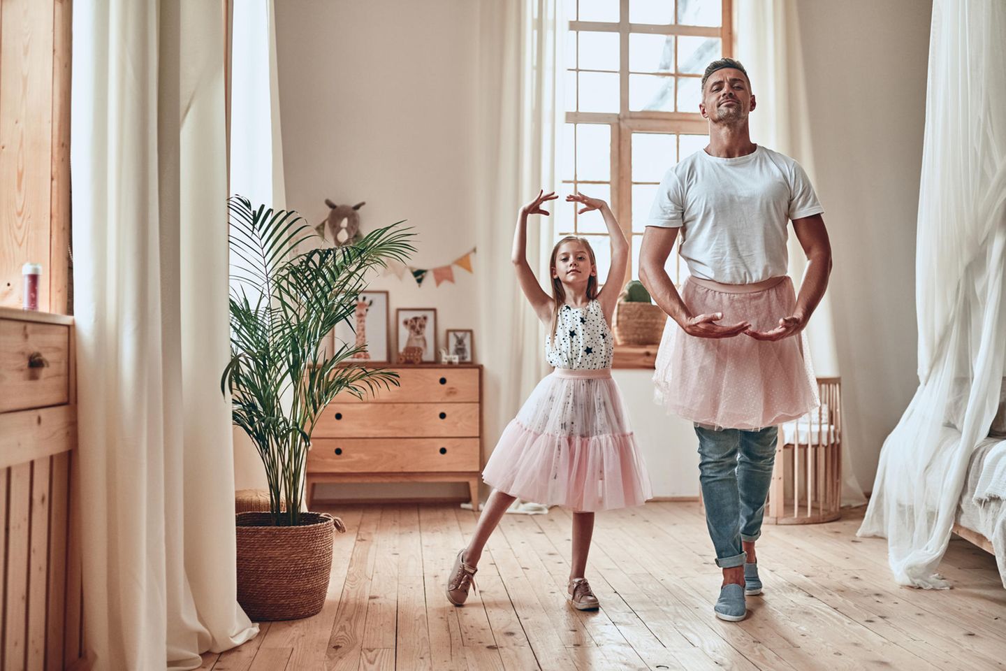 Papa und Tochter tanzen Ballett