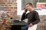 Telekom-Aktion: Mann telefoniert