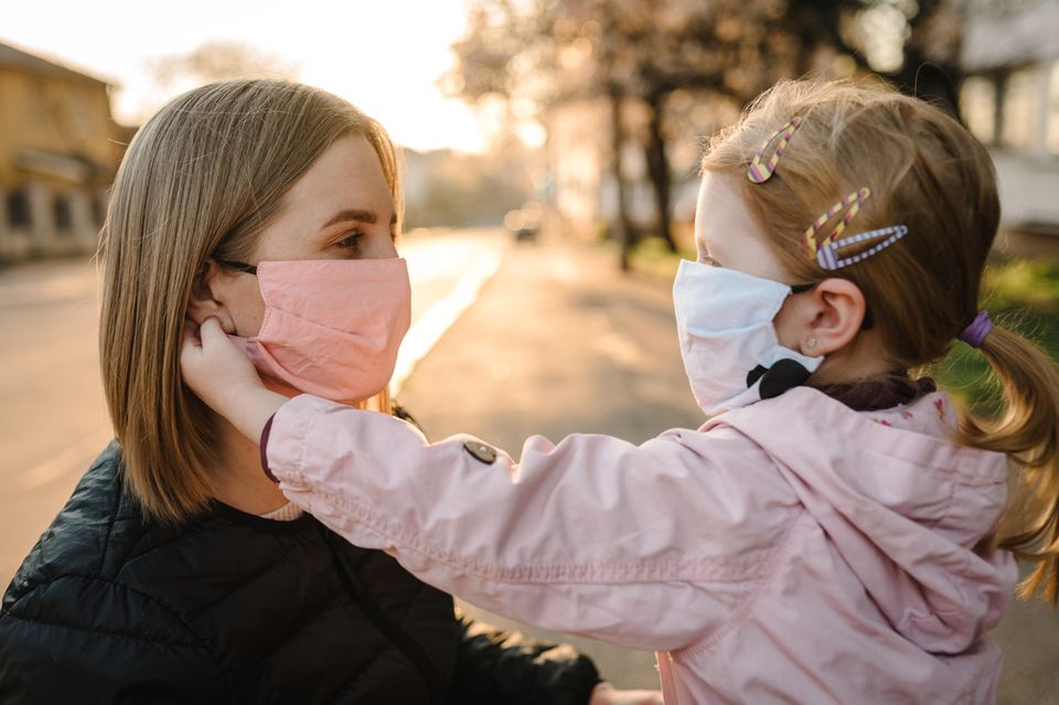 Corona-Tagebuch einer Mutter: Mutter und Tochter tragen Maske