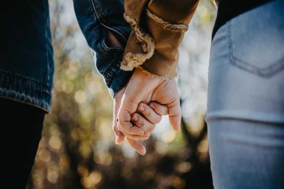 Partnerschaft: 2 Menschen halten Händchen