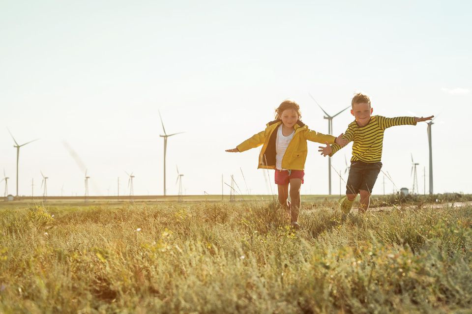 Kinder vor Windrändern