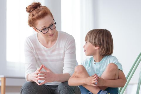Kuriose Lügen: Mutter spricht mit ihrem Sohn
