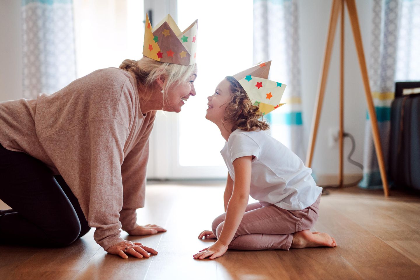 Großeltern-Typen: Oma spielt mit Kind