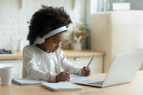 Schüler:innen erzählen: Mädchen macht Hausaufgaben vorm Laptop