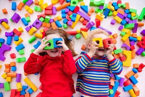 Spielwaren in der Pandemie: Kinder mit bunten Bauklötzen