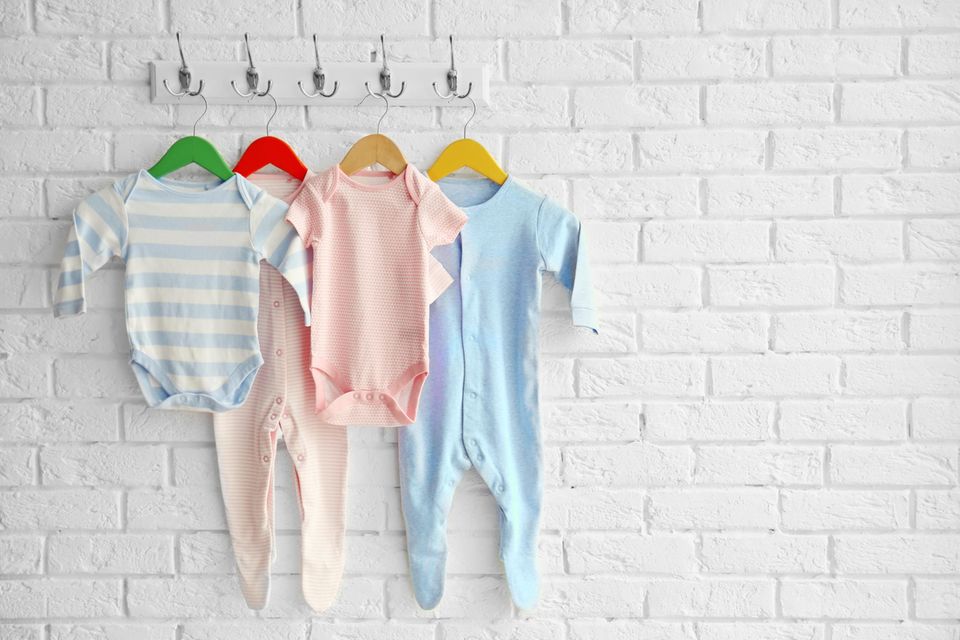 Babygrößen: Bodys und Strampler am Kleiderhaken