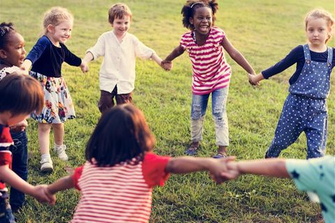 Kinder halten sich an den Händen