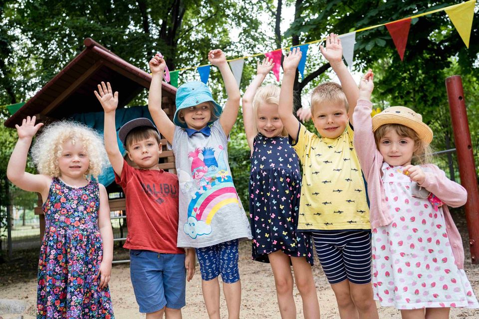Kitapreis 2022: Kinder reißen die Arme hoch