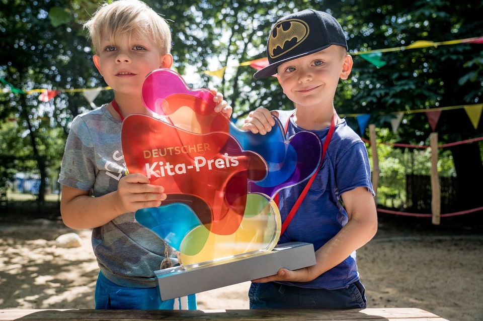 Kitapreis 2022: Bewerbungsphase startet Kitapreis 2022: Kinder halten Preis in den Händen
