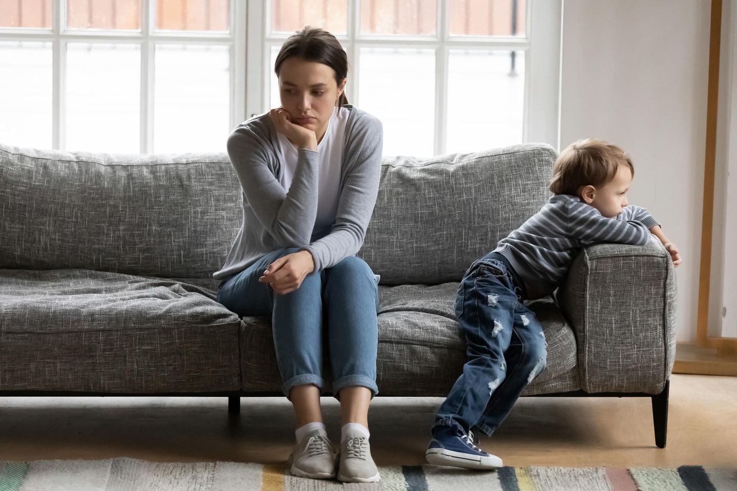Mutter mit Sohn auf Sofa