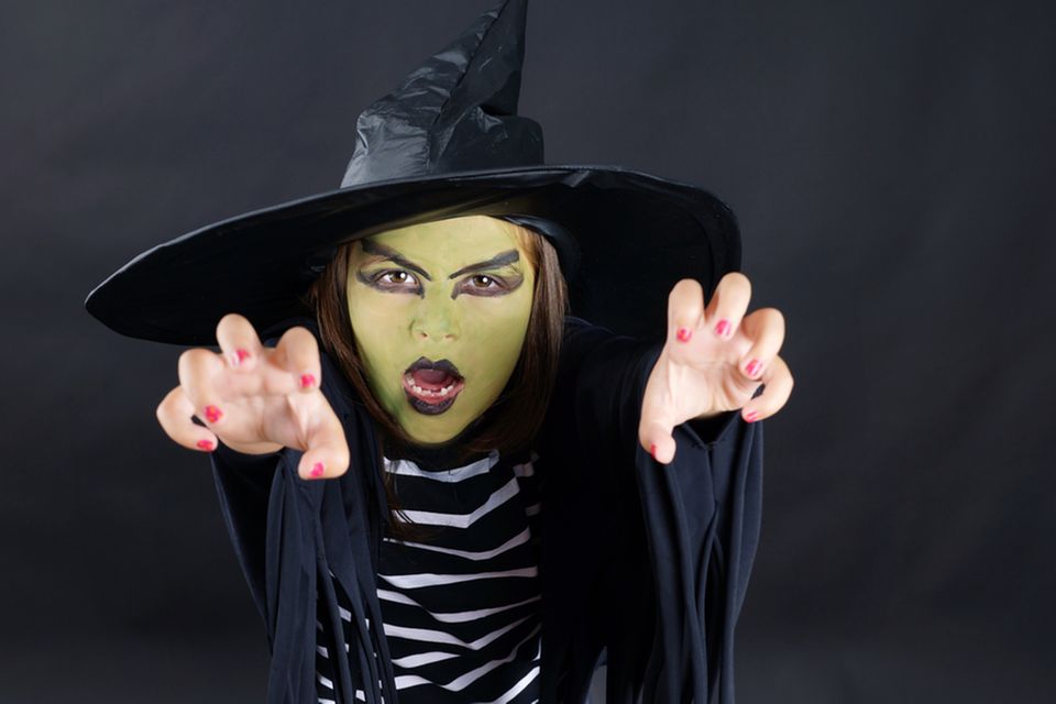 Hexe schminken: Kind mit Hexen-Make-up